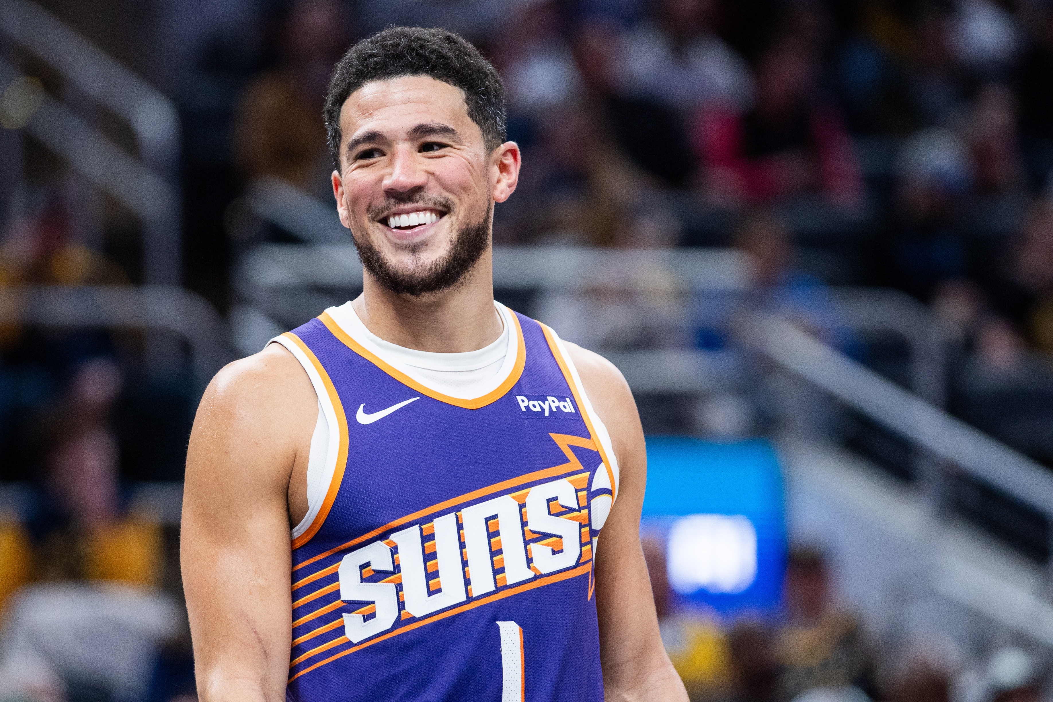 华体会娱乐-时间刚刚好！布克持球单打 连续晃动后干拔中投压哨命中