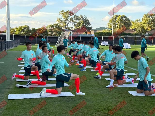 华体会娱乐-国足抵达悉尼当晚开练 “接班”女足U23国脚单练